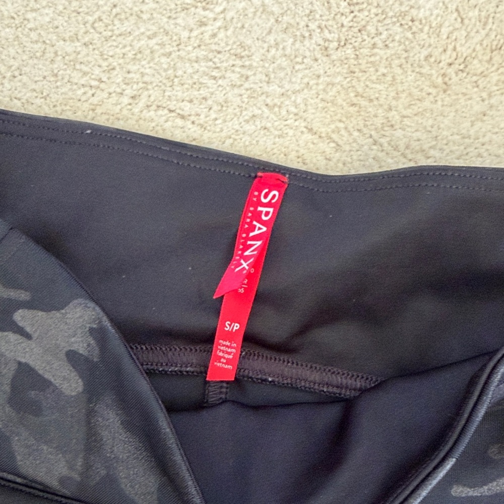 Sz S SPANX Black Faux leather seamless Camo Leggings - Picture 4 of 5
